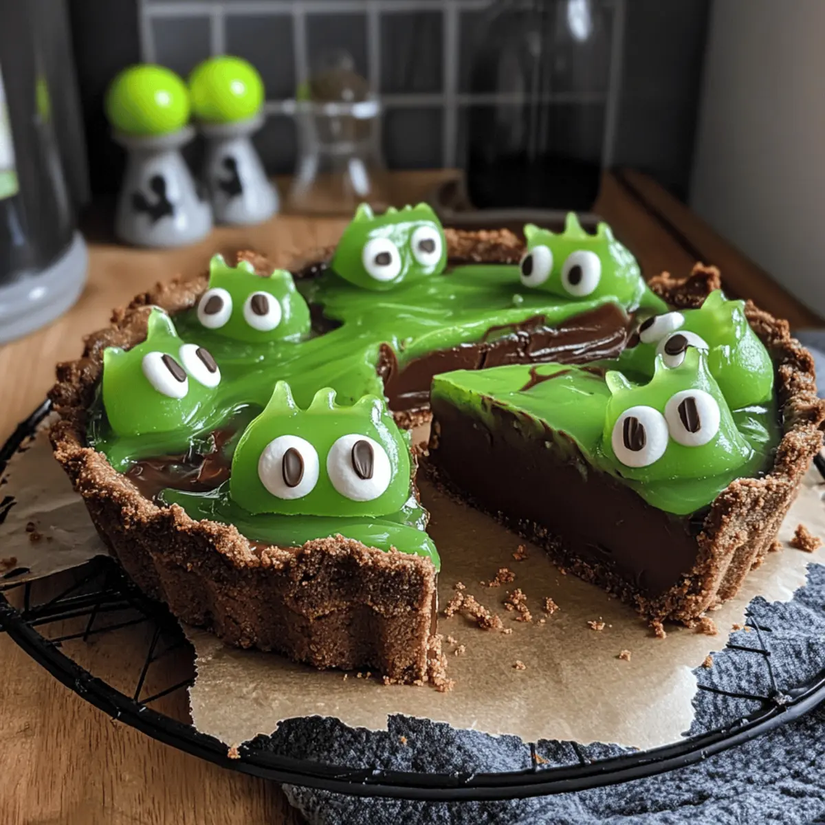 Cremige Halloween-Schokoladentarte mit Schleimmonstern