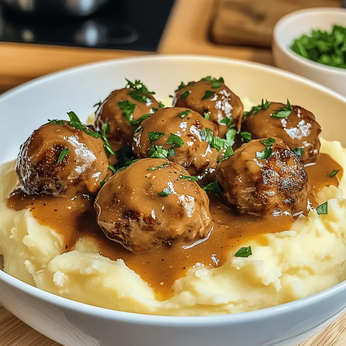 Hackbällchen in cremiger Sauce mit Kartoffelpüree Genuss