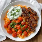 Tomaten Kritharaki mit veganen Cevapcici und Tzatziki